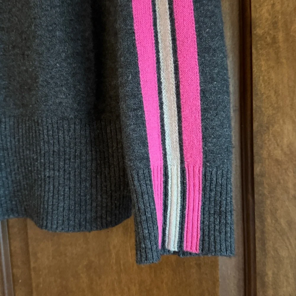 💗AQUA Cashmere dark grey sweater XS with pink/white striping on sides/arms